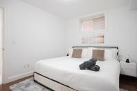 Central and Roomy Vancouver 2BR w Laundry and Parking - Bed and Breakfast Vancouver