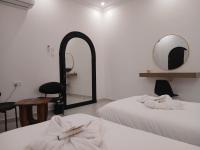 Kleine Tweepersoonskamer met 2 Aparte Bedden