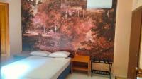Chambre Lit King-Size avec Douche Accessible en Fauteuil Roulant - Adaptée aux Personnes à Mobilité Réduite