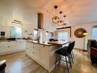 La Montbourgeoise Stylish House Close to the Town Center - B&B Montebourg