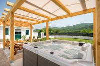 Holiday house with heated pool - Bed and Breakfast Neorić