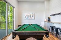 Lux Cabin Lake Views, EV Charger, Game Room! - Bed and Breakfast Sevierville