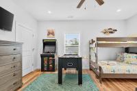 Lux Coastal Retreat Walk to Beach Swim Spa! - Ferienwohnung Oak Island