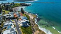 Boorolong 2 - Wake Up to Convent Beach Views - Holiday Yamba - Chambres d'hôtes Yamba
