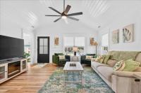 Oak Island Lux Cottage Fenced Yard & Heated Pool - B&B Oak Island