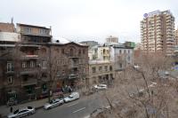 Central 1BR Apartment 5 Min Walk to Republic Square - Chambres d’hôtes Erevan