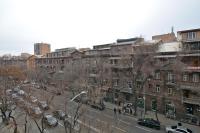 Central 1BR Apartment 5 Min Walk to Republic Square - Chambres d’hôtes Erevan