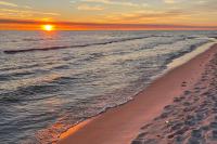 Enchanting & modern waterfront condo just steps to the beach pools & hot tubs - Bed and Breakfast Panama City Beach