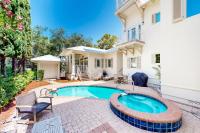 Stylish coastal retreat with pool hot tub & tennis - steps from the beach - Ferienwohnung Panama City Beach
