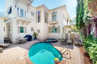 Stylish coastal retreat with pool hot tub & tennis - steps from the beach - Ferienwohnung Panama City Beach