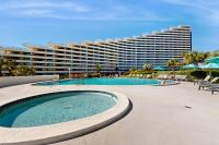 Gulf-view resort condo with pools hot tubs balcony WiFi W&D & AC - Bed and Breakfast Destin