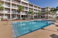 Modern beach condo with pool hot tub well-equipped kitchen balcony & W&D - Chambres d'hôtes Perdido Key