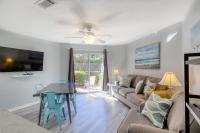 Trendy condo with full kitchen shared pool and easy beach access - Ferienwohnung Destin