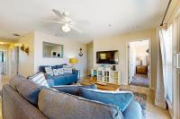 Bright condo with shared pool beach access & central location - B&B Navarre