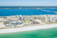 Pool-side condo with pool private washer&dryer walk to beach & free WiFi - Bed and Breakfast Navarre