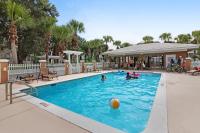 Family cottage with four porches & shared pool - walk to beach dining & more - Chambres d'hôtes Santa Rosa Beach