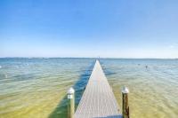 Stunning coastal retreat featuring roomy interiors and quick beach access - B&B Pensacola Beach