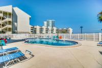 Stunning coastal retreat featuring roomy interiors and quick beach access - B&B Pensacola Beach