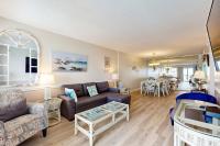 Relaxing Gulf-front condo with shared pool balcony & fitness room - B&B Fort Walton Beach