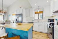 Ideally located beachfront home with balcony washer&dryer AC & amazing views - Ferienwohnung Seacrest