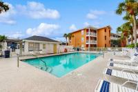 Cozy coastal condo with shared pool beach access and Wifi - Bed and Breakfast Destin