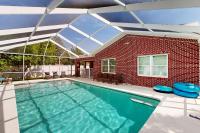 Lovely house with private saltwater pool & screened lanai - snowbird-friendly - B&B Fort Walton Beach
