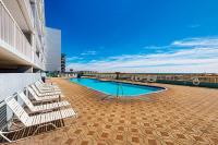 Beautiful condo in beachfront building with pool balcony AC & lovely decor - Chambres d'hôtes Fort Walton Beach