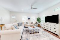 Quiet coastal home with outdoor shower deck gourmet kitchen smart TV & AC - Chambres d’hôtes Dauphin Island