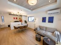 6 minutes by tram to Tenjin Stylish house for rent for up to 8 people Comfortable with 3 independent bedrooms & 2 toilets Parking lot for 2 cars - Ferienwohnung Fukuoka
