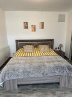 BOUTON D'OR Studio Terrasse Grand Lit Coin Repas - B&B Château-Arnoux-Saint-Auban