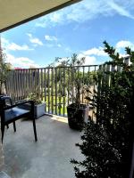 Richy Stylish Balcony Room Brussels- Garden view- Shared Bathroom- Inclusive Home - B&B Bruselas