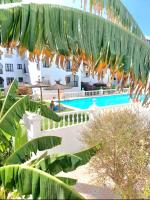 Beachfront Penthouse 3BR I 30m to Beach I Swimming Pool I Walk to Duquesa, Restaurants I Close to Golf - B&B San Luis de Sabinillas