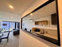 Midnight Luxe 1BR 1Bath 1Car 506 in the heart of Braddon Pool Sauna Gym Park - Chambres d'hôtes Broughton Vale