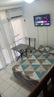 Micro casa no Rio de Janeiro - Ela é privada e com boa localização - Boa para quem vem passear- Ótimo para trabalho ou home office- Pra quem está preocupado com o voo, o Aeroporto Galeão é perto- Visitar famíliares- Lugar tranquilo e agradável - Chambres d'hôtes Rio de Janeiro