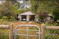 Modern Farm-Style Cottage with Fireplace & Garden - B&B Nottingham Road
