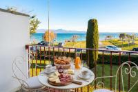 Eden Lake view and private beach renovated in 2025 DesenzanoLoft Official Partner Homes & Villas by Marriott Bonvoy - B&B Sirmione