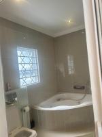 Royal Jacuzzi retreat 6minutes away from the beach - B&B Città del Capo