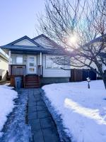 Modern 4BR, Walk to Eastlink, Sleeps 8 - B&B Grande Prairie
