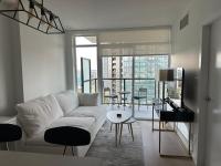 Modern apartment, free parking in King George Hub - B&B Surrey