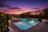 Lakefront Luxe 6BR 4,5BA Holiday Home with Pool & Hot Tub - Chambres d’hôtes Rowlett