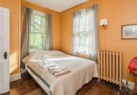 Zimmer mit Queensize-Bett und Gartenblick