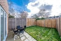 Spacious 4 Bed House in London Barnet, Minutes Walk to Tube Station With Parking - Chambres d'hôtes Finchley