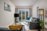 Spacious 4 Bed House in London Barnet, Minutes Walk to Tube Station With Parking - B&B Finchley