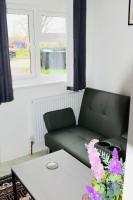 Stylish Central MK Entire Place Walk to Train Station Business Ready Self Check-in Free Parking - B&B Milton Keynes
