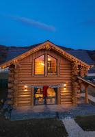 Sparrow's Nest Spacious Mountain Chalet with Hot Tub and Panoramic Views - B&B Râşnov