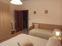 Dreibettzimmer mit eigenem externen Bad