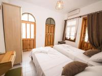 Standard Zweibettzimmer mit seitlichem Meerblick