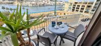 Seafront Apartment - Balcony over the Harbour - B&B Marsaskala