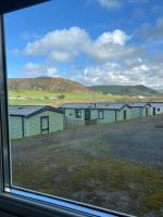 Welsh Coast Seaview 2 Bedroom Wooden Lodge at Clarach Bay - Chambres d'hôtes Aberystwyth