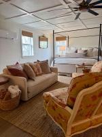 The Wing - luxurious king suite tiny studio home! - B&B Eureka Springs